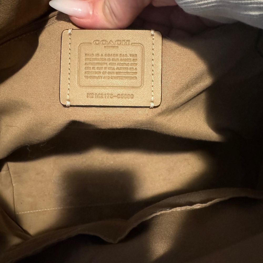 Coach Cream Tote Bag with Textured Leather and Adjustable Strap - Picture 4 of 5